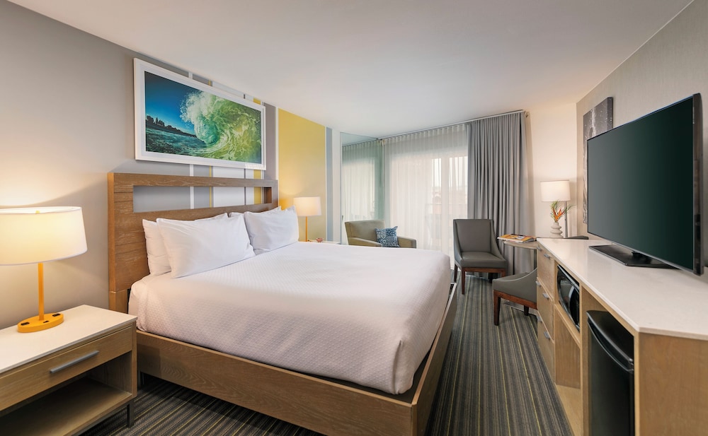 Deluxe Room, 1 Queen Bed, Accessible, Partial Ocean View photo 3