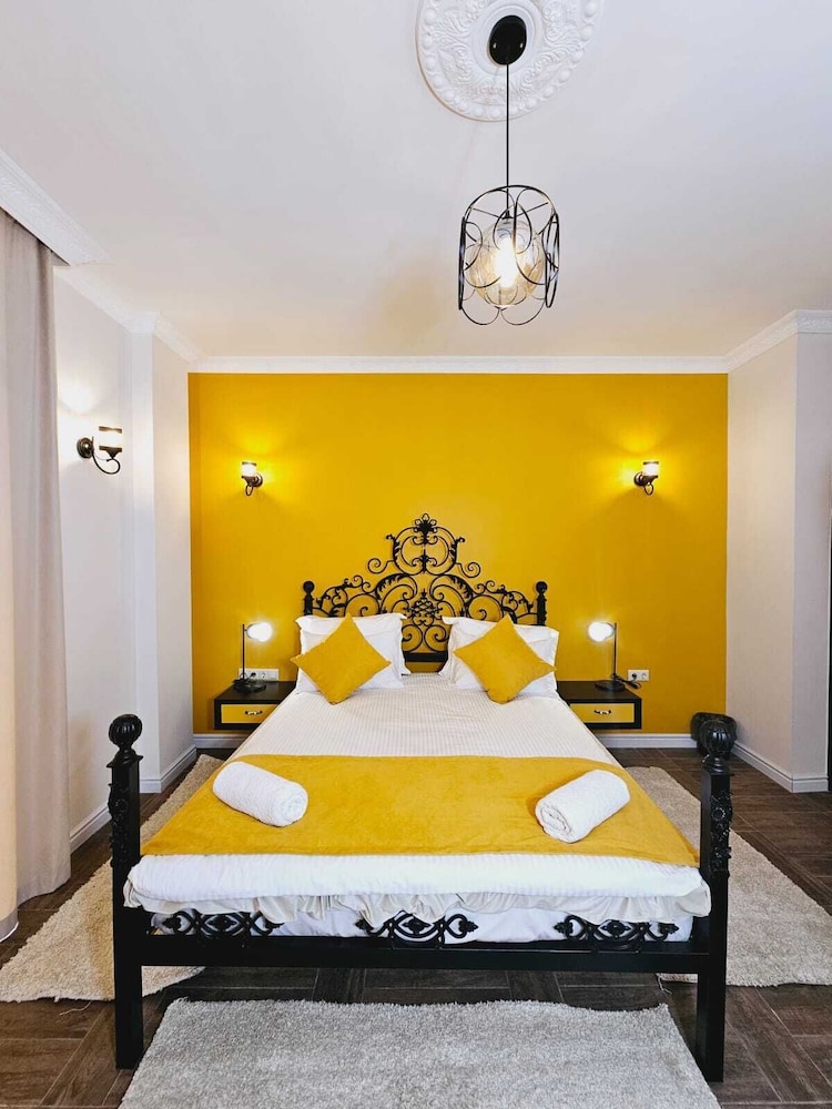 Deluxe Room, 1 King Bed, Garden View