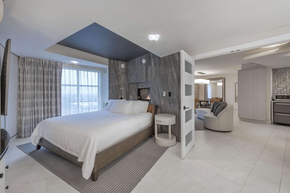 Executive Suite, 1 King Bed - Photo 2