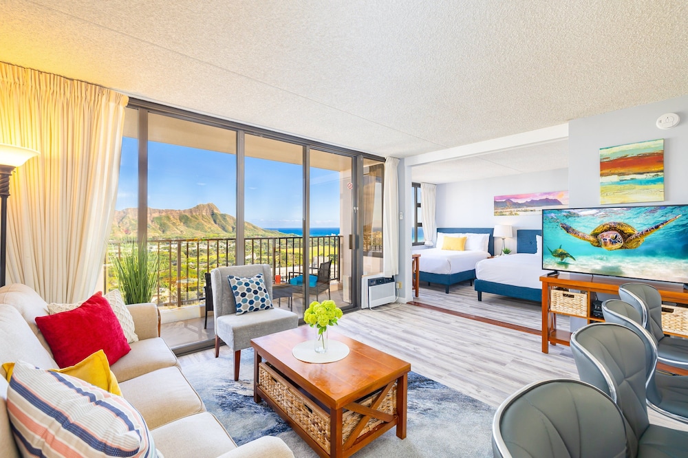 Diamond Head and Ocean views with King Bed and Parking: hotel room photo