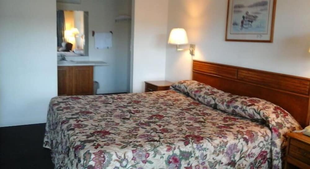 Standard Suite, 1 King Bed, Smoking photo 2