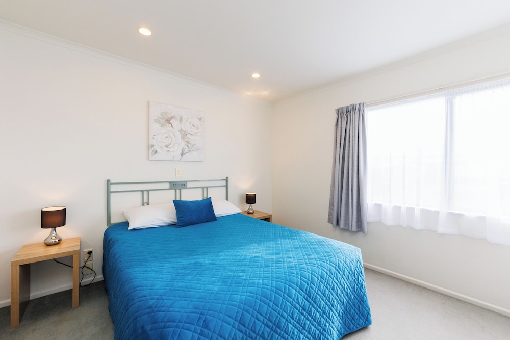 Deluxe Two-Bedroom 2 Storey Apartment photo 2