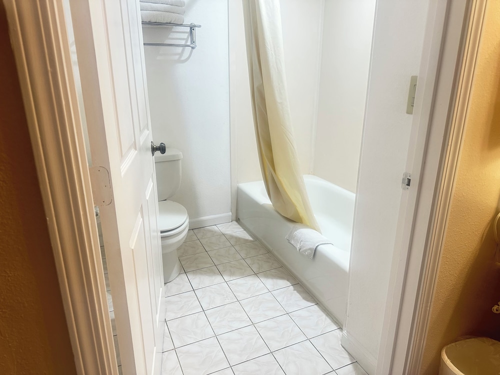Standard Double Room, 2 Queen Beds photo 2
