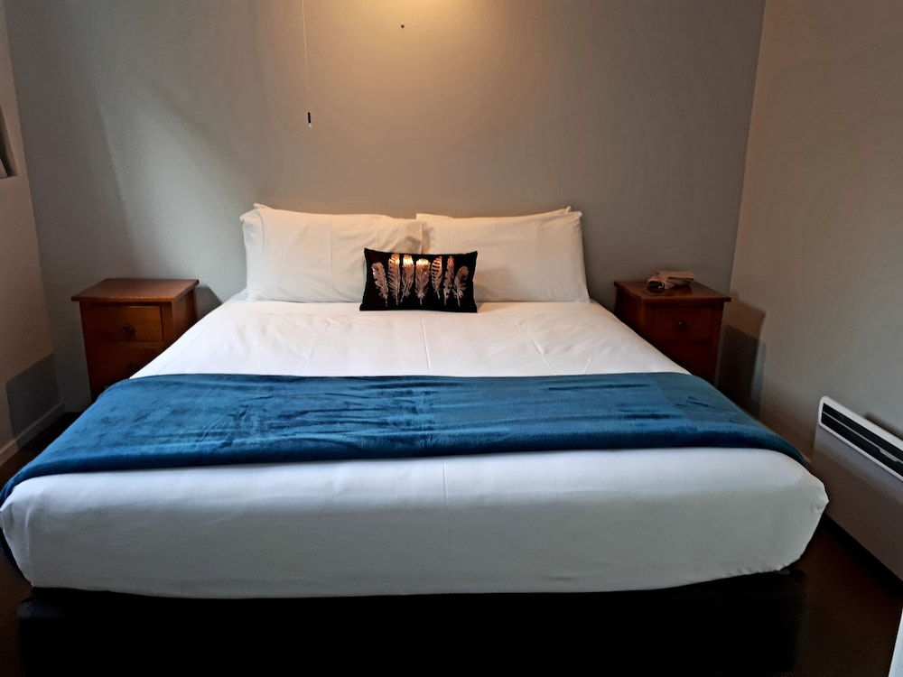 Standard Suite, 1 Bedroom, Non Smoking, Kitchenette (Queen plus Single) photo 3