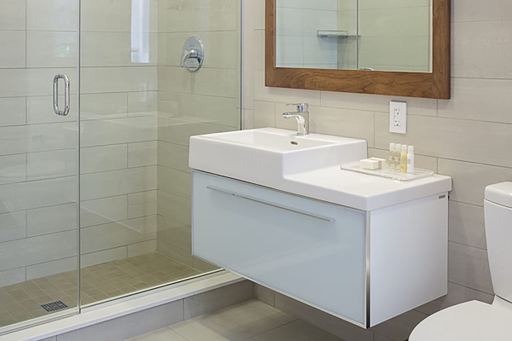 Deluxe Loft, 1 Queen Bed (Accessible, Bath in Room) thumbnail 6