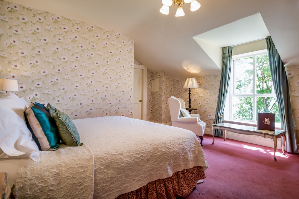 Double or Twin Room, Partial Lake View photo 1