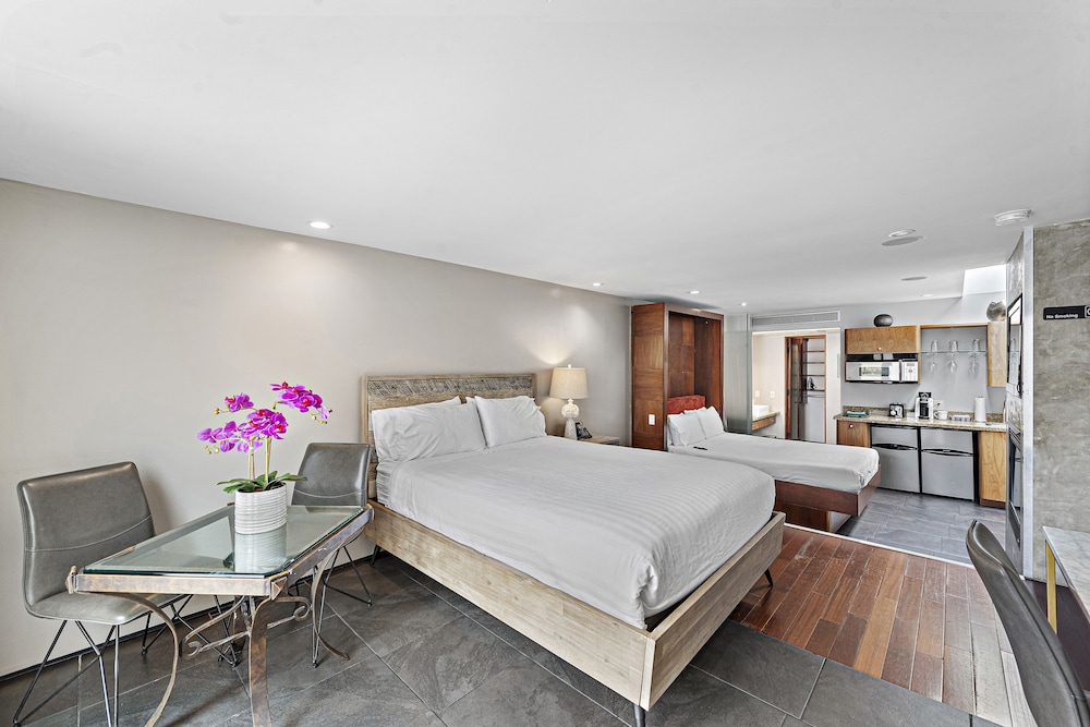 Deluxe Room, 2 Queen Beds (North Building)