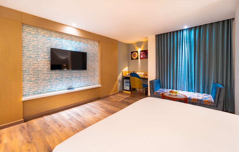 Junior Room, 1 King Bed photo 3