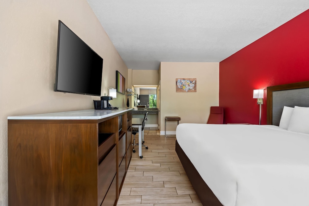 Standard Room, 1 King Bed, Non Smoking - Photo 1