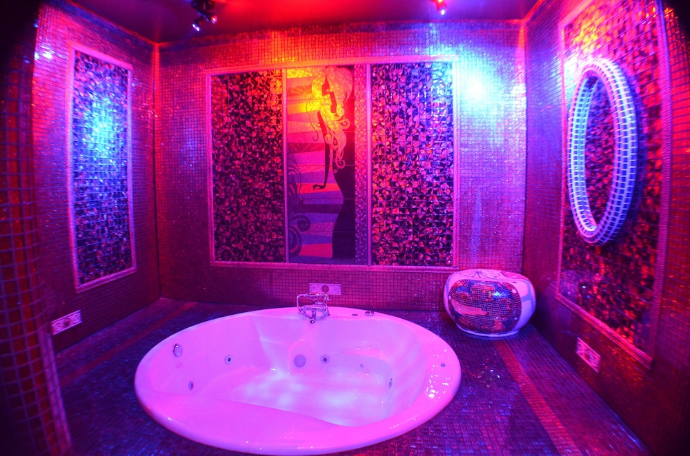 Presidential Studio Suite, 1 King Bed (Versace Suite) photo 3