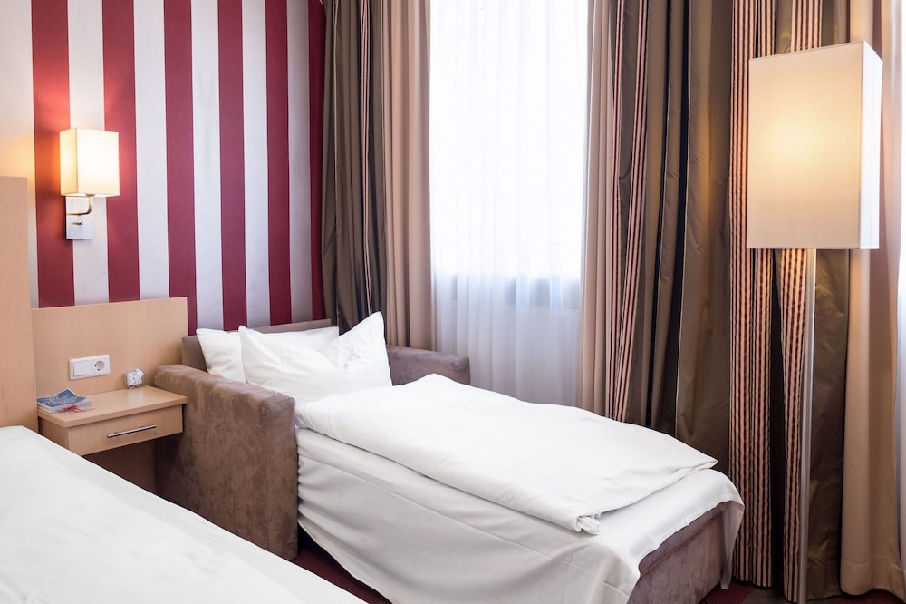 Business Triple Room, Multiple Beds photo 3