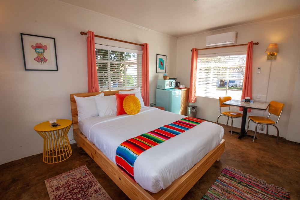 Deluxe Single Room, 1 Queen Bed, Courtyard View, Courtyard Area