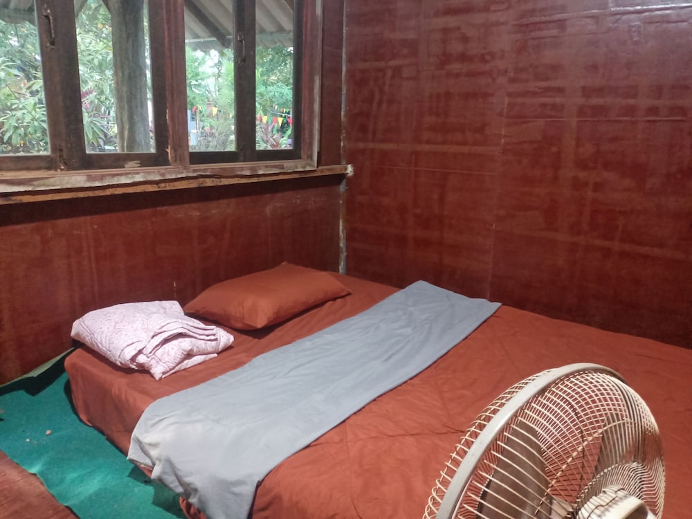 Basic Cabin, 1 Queen Bed photo 3