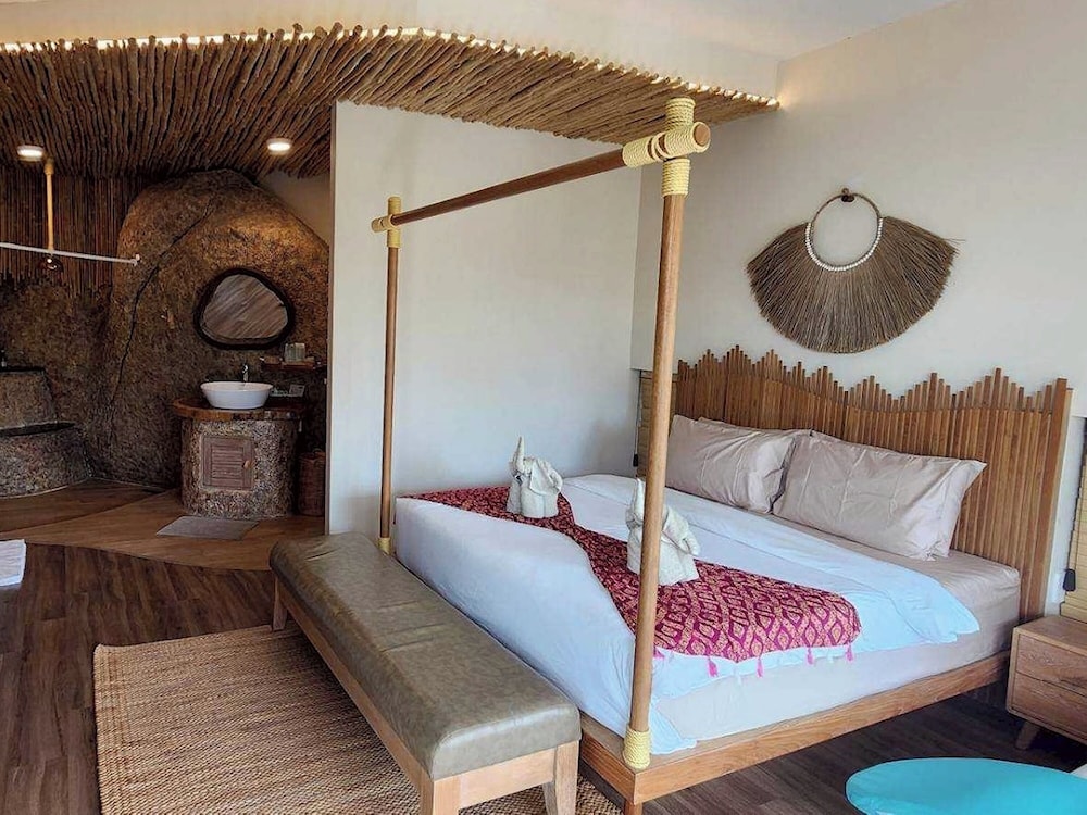 Deluxe Room with Direct Pool Access photo 1