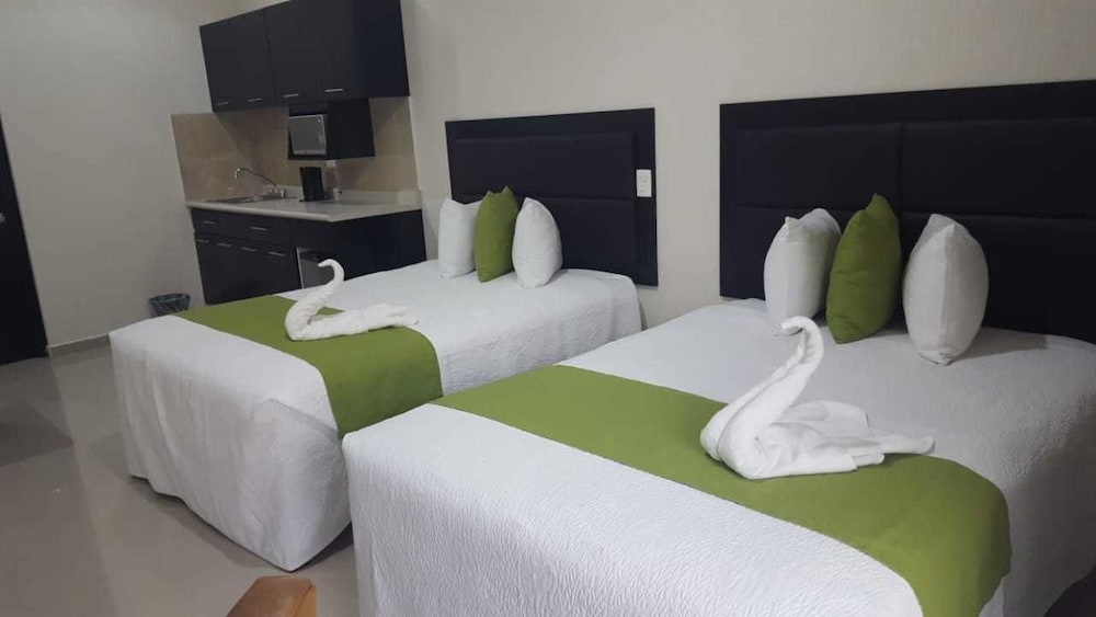 Executive Apartment, 2 Queen Beds, Microwave photo 3