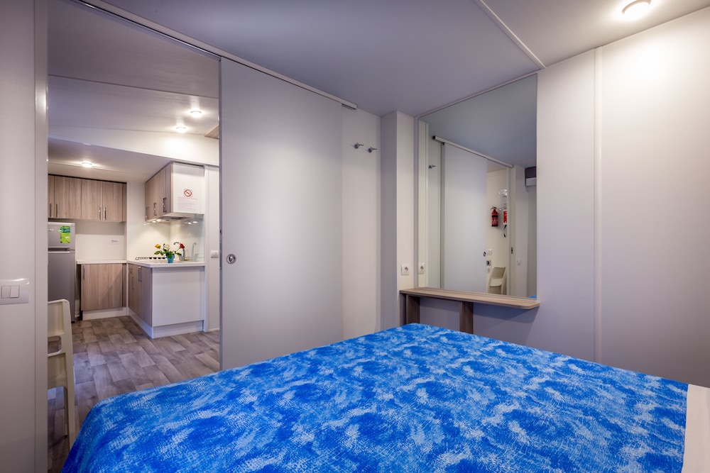 Mobile Home, 2 Bedrooms photo 2