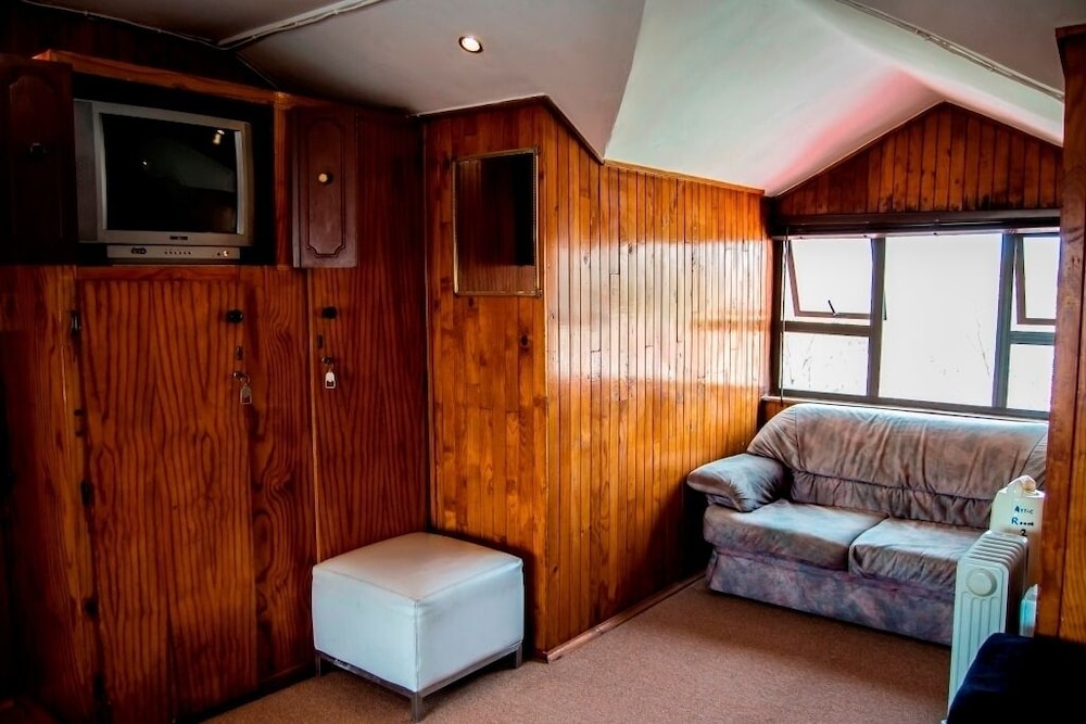 Loft Room 2 photo 1