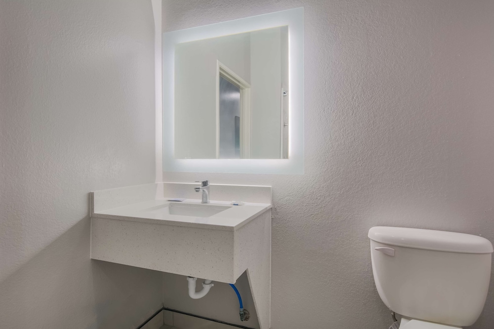 Americas Best Value Inn & Suites Lake Charles at I-210 Exit 5, Photo 5