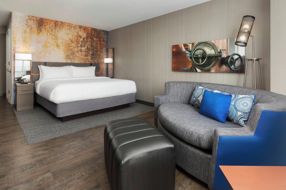 Room, 1 King Bed (Mobility/Hearing Accessible, Tub)