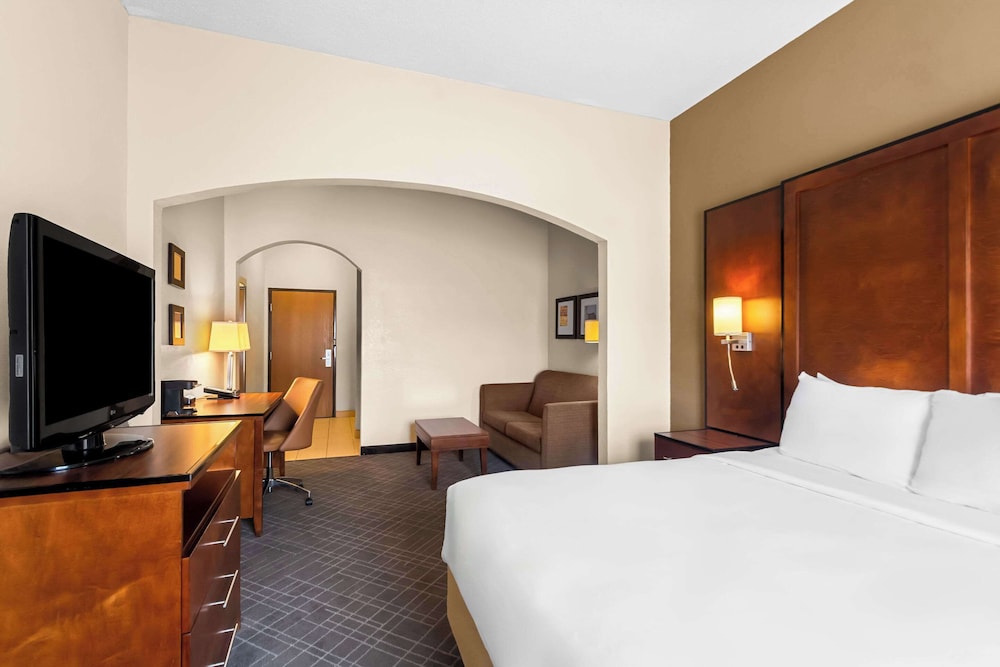 Suite, 1 Queen Bed, Accessible, Non Smoking photo 2