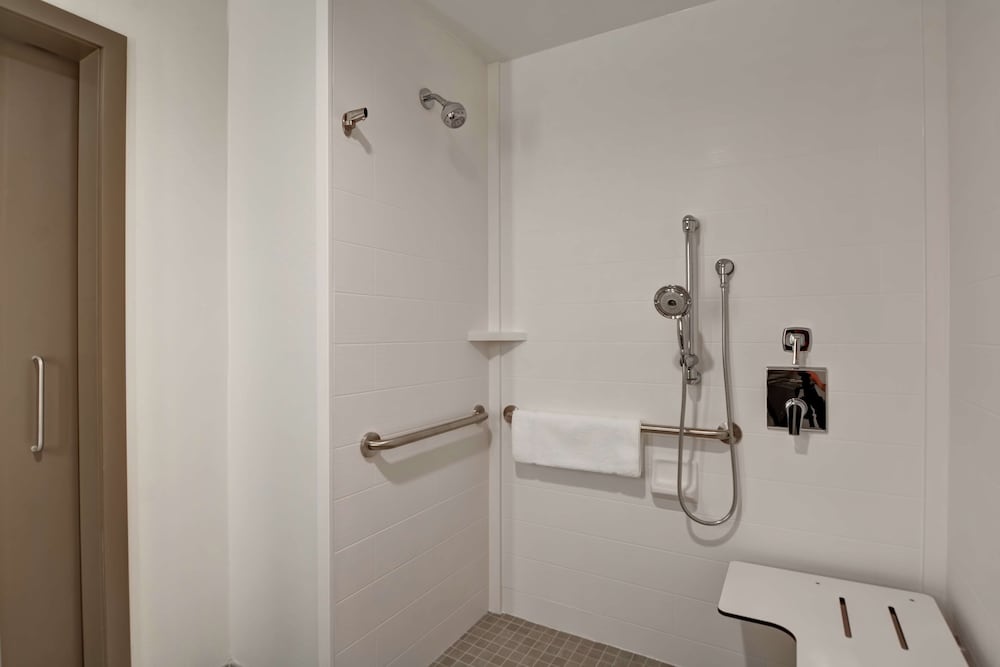 Room, 2 Queen Beds, Accessible (Roll-In Shower)