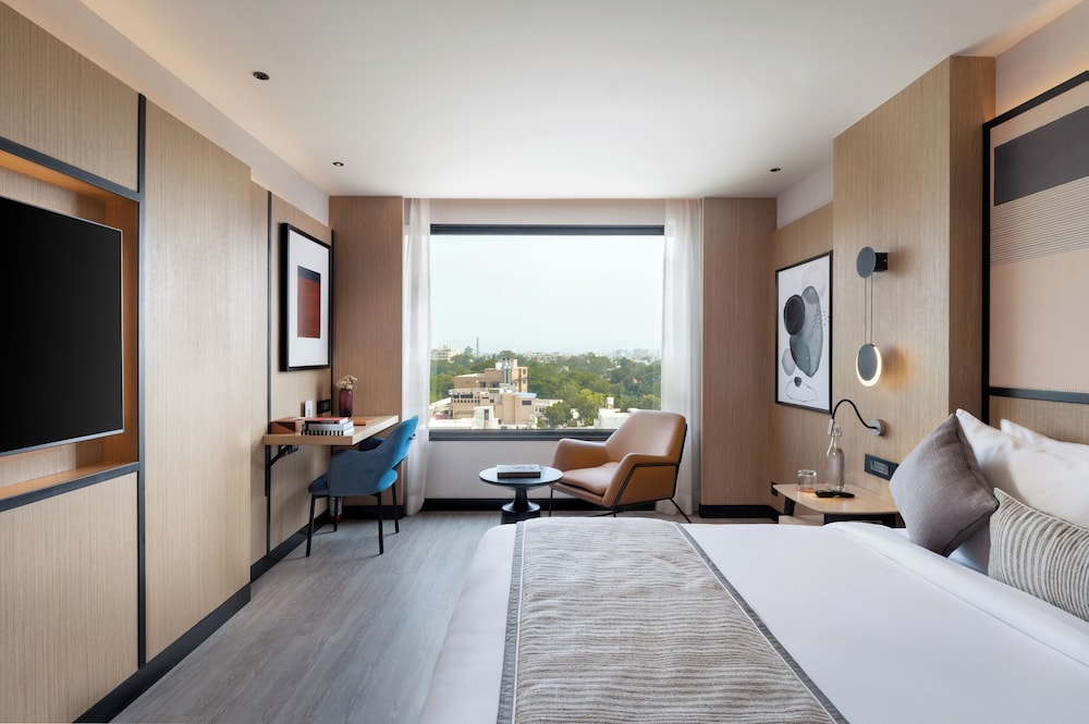 Suite - Photo 16