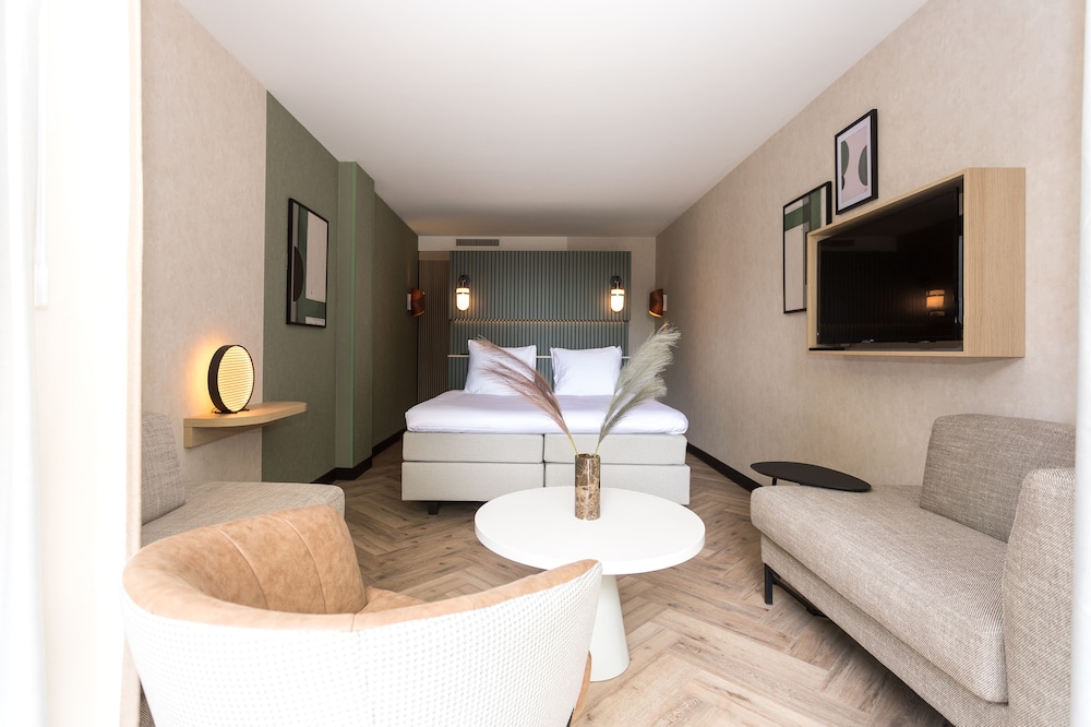 Royal Garden Suite photo 3
