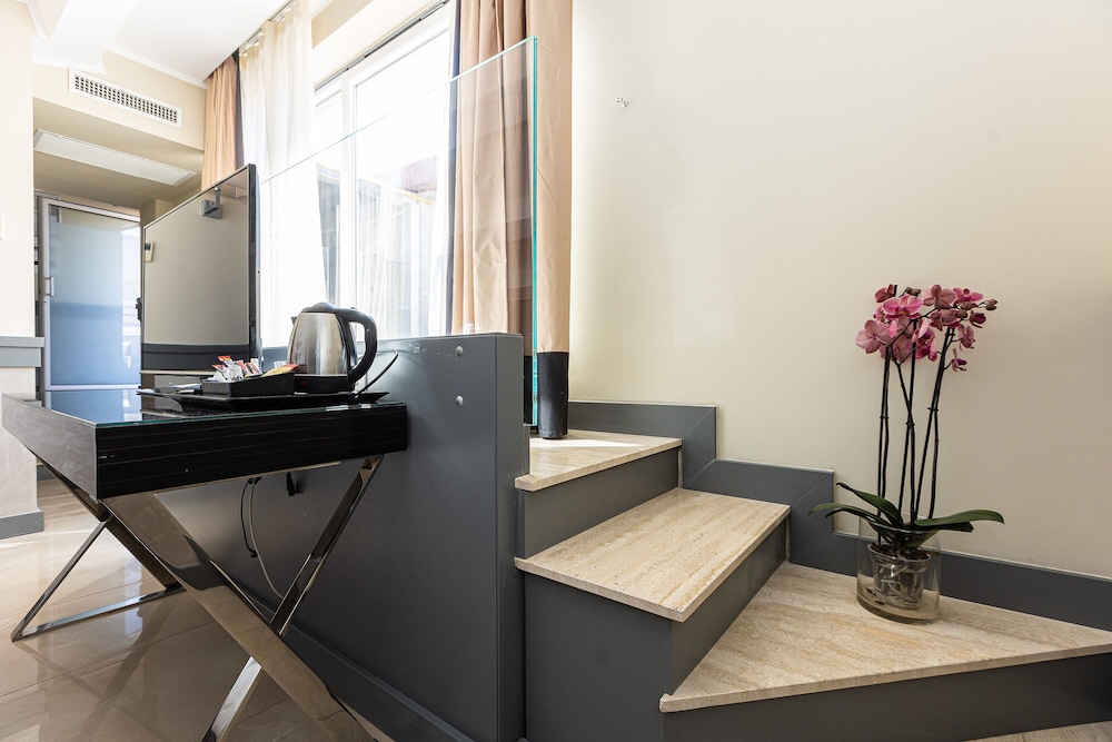 Luxury Room, Hot Tub, City View - Photo 6
