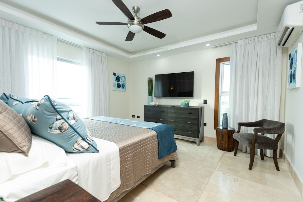 Condominio de lujo, 1 cama king con sofá cama, balcón, vista al mar