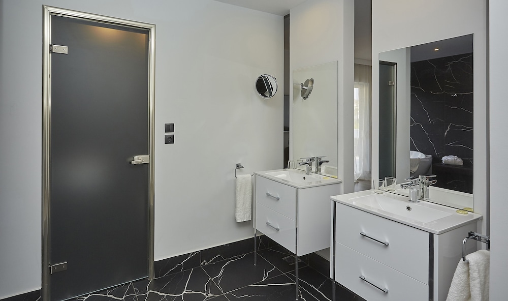 Executive Suite, Jetted Tub, Sea View thumbnail 6