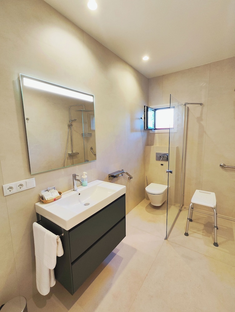 Family Studio, Roll-in Shower, Kitchen photo 3