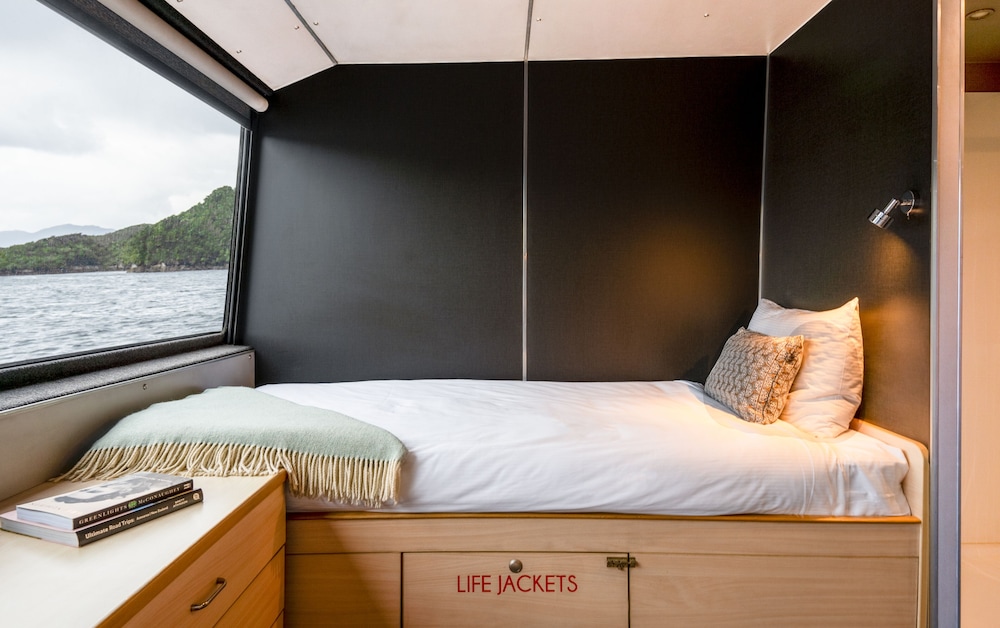 Endeavour Cabin - Deluxe Twin Room photo 2