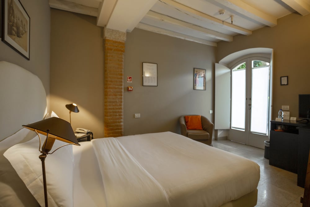 Deluxe Double Room Single Use photo 2