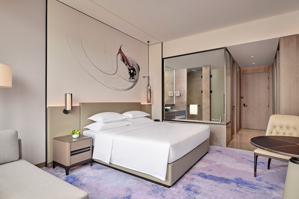 Deluxe Room, 1 Queen Bed