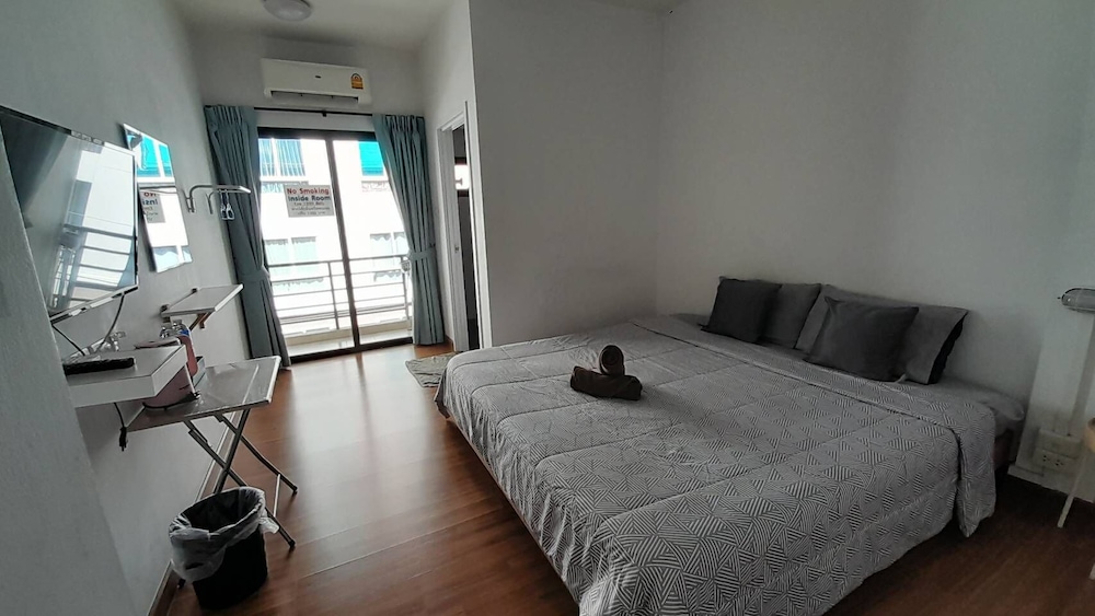 Comfort Studio, 1 King Bed photo 1