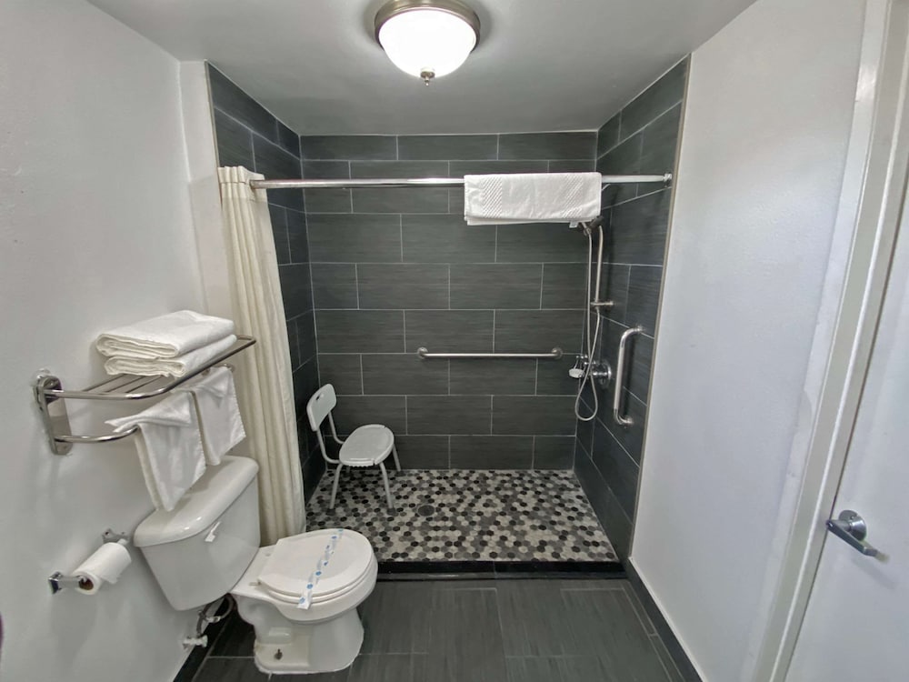 Room, 2 Queen Beds, Accessible, Non Smoking photo 3