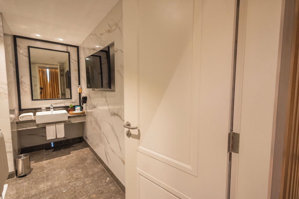 Executive Suite - Photo 6
