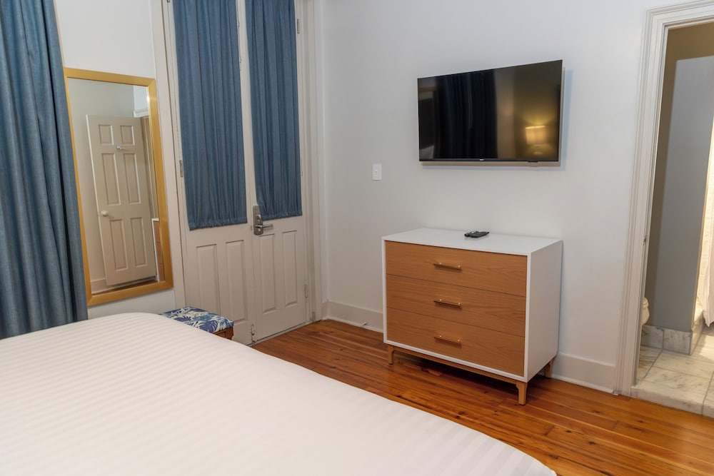 Deluxe Room, 1 King Bed - Photo 1
