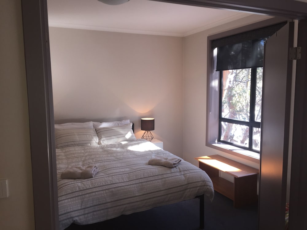 Apartment, 2 Bedrooms (1 Queen + 1 Tri-Bunk) photo 2
