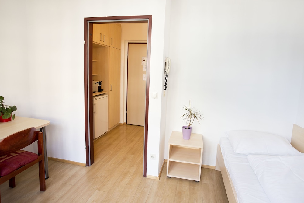 Available room thumbnail 5