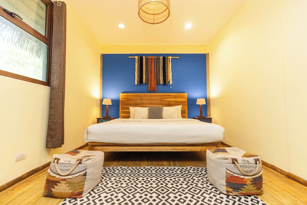 Standard Room (Queen), Private Bathroom