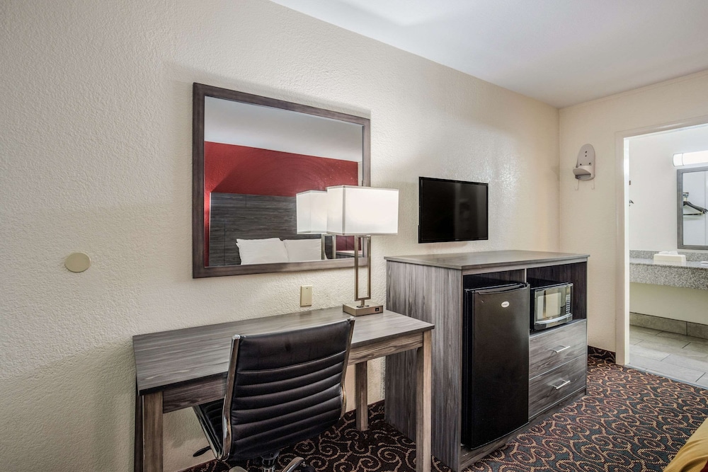 Standard Room, 1 King Bed, Non Smoking - Photo 10