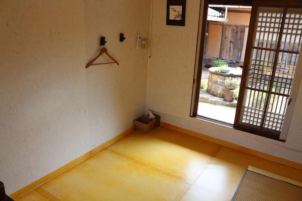 Traditional Room (Ddeularaebang) photo 3