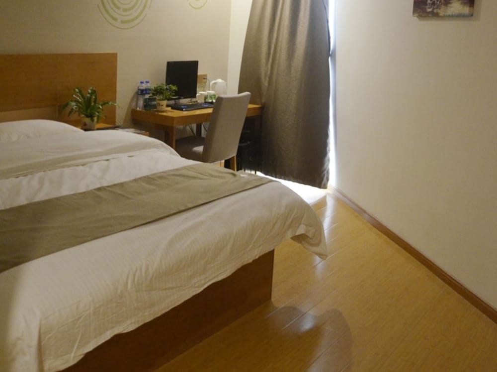 Queen Room, 1.8m bed with window photo 3