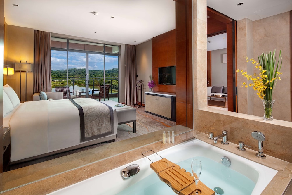 Corner Suite with Lounge Access thumbnail 6