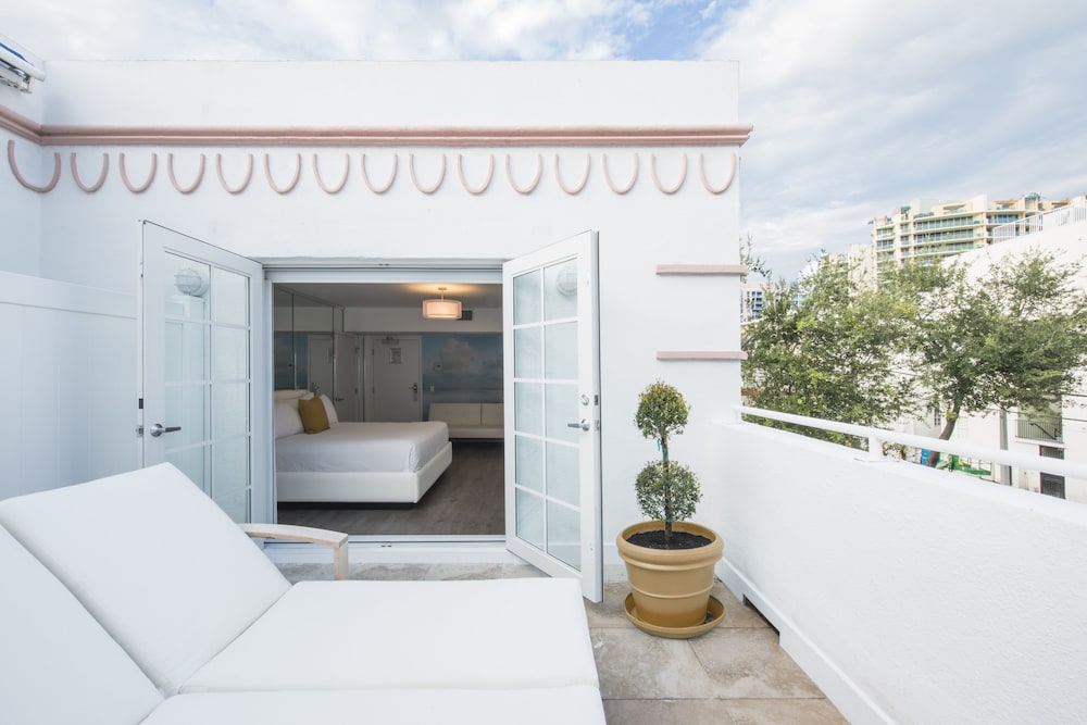 Villa Penthouse Room with Terrace 1 King Bed - Photo 11