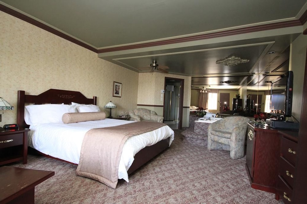 Deluxe Room, 1 Queen Bed, Hot Tub photo 1