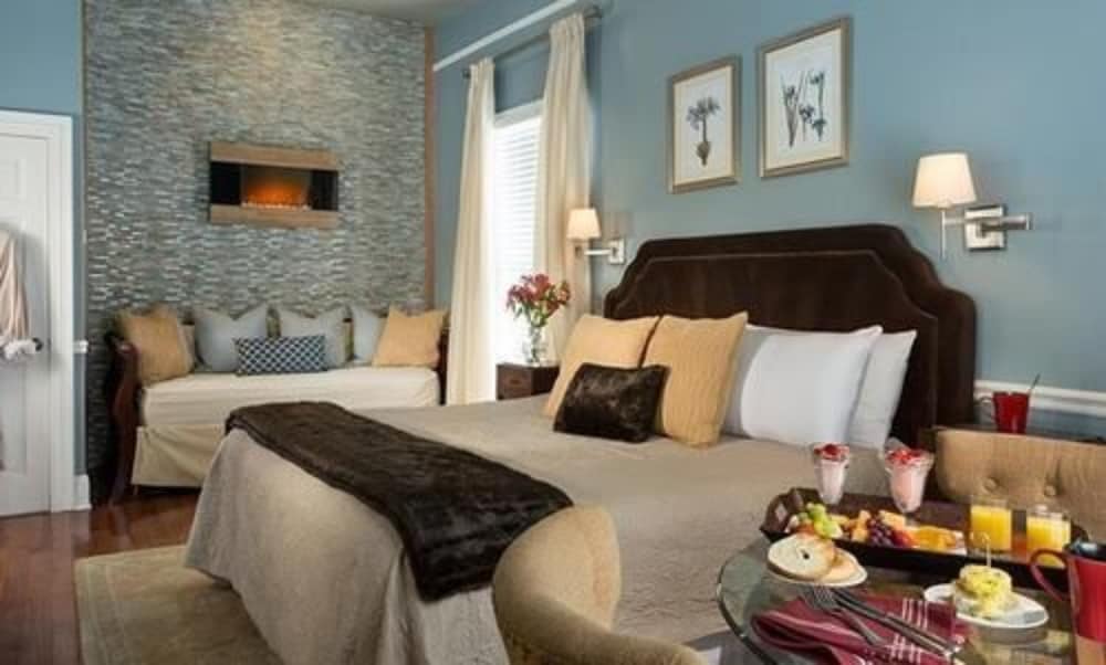 Room (14 Governor White)
