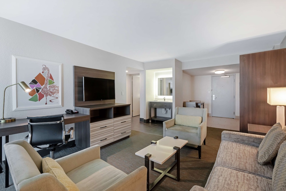 Suite, 2 Queen Beds, Balcony, Partial Ocean View (with Sofabed)