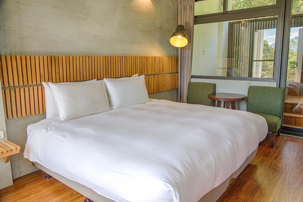 Double Room, 1 Queen Bed, Non Smoking, Mountain View photo 2